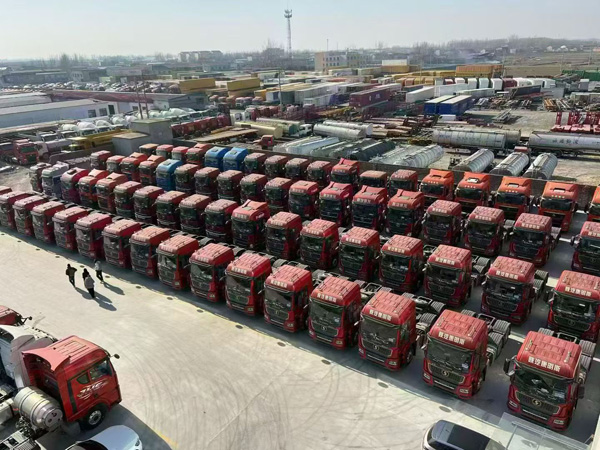 出口牵引车